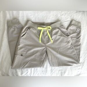 FIGS Women’s Zamora scrub joggers - bone, small petite